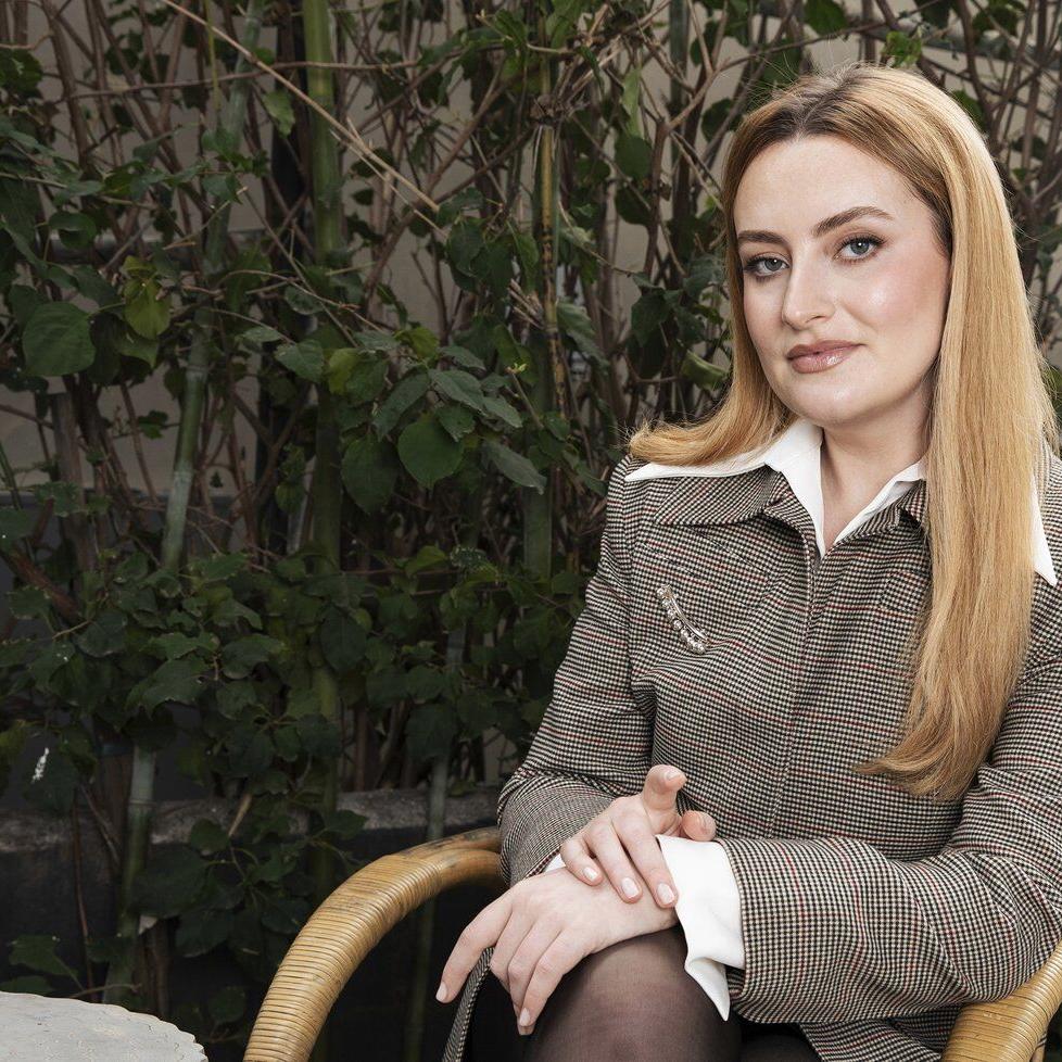 'Chicken Shop Date' creator Amelia Dimoldenberg brings flirty awkwardness to the Oscars red carpet